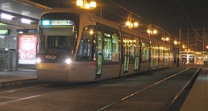 Complètement à l’ouest , un homme vole un tram et se retrouve bloqué au terminus.